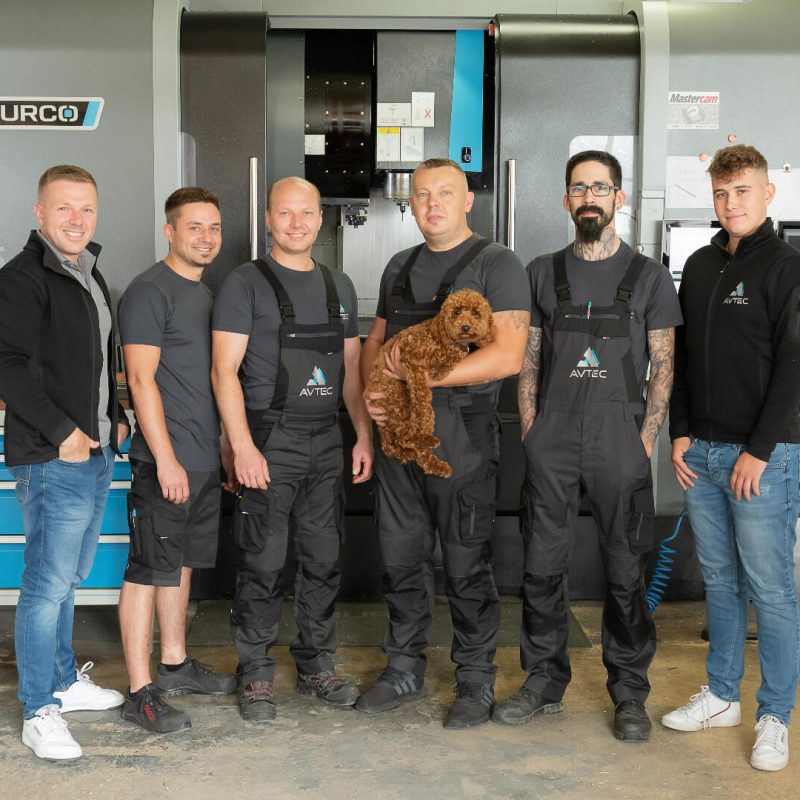 AVTEC Team mit Helfer